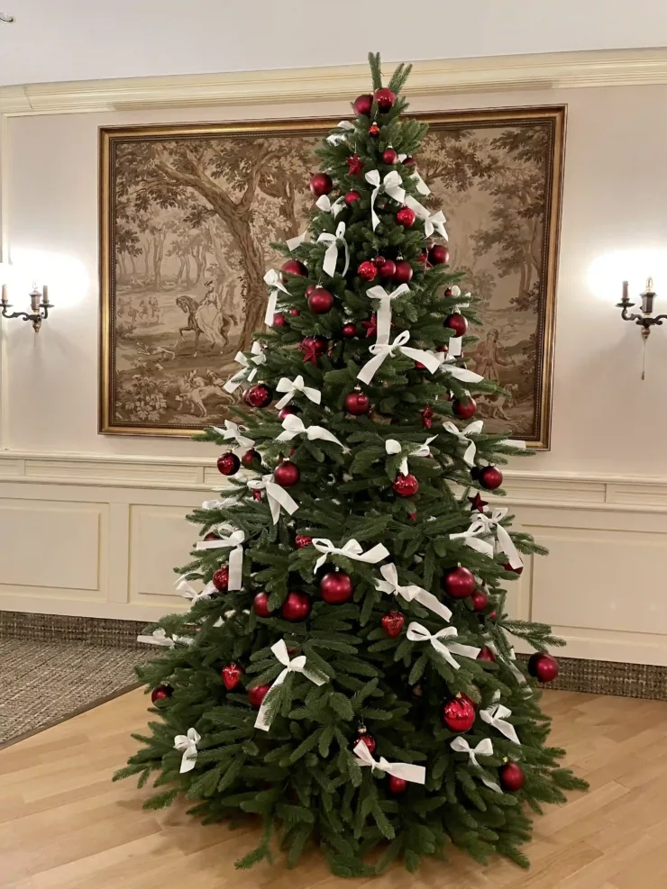 geschmückter Weihnachtsbaum im Landhotel Buller